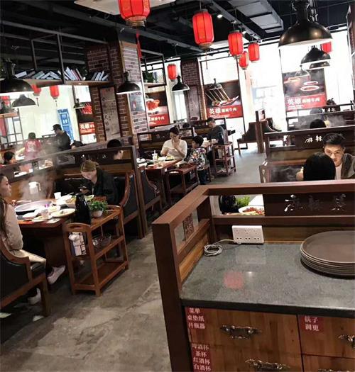 麻辣英雄重慶老火鍋湛江店餐廳桌椅實拍圖2